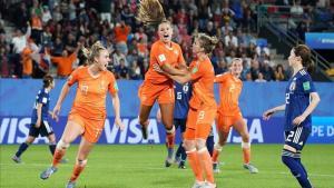 La azulgrana Lieke Martens celebra el martes su gol marcado de penalti en el minuto 90.
