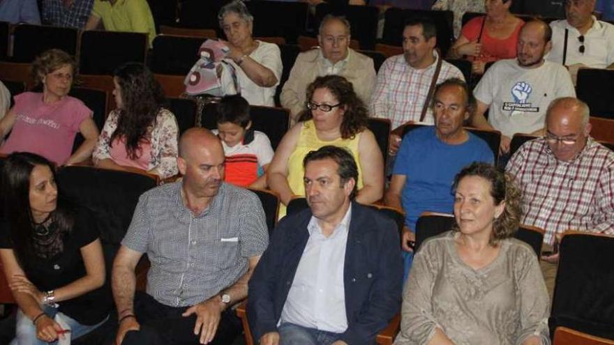 Luis Bará, en el mitin de ayer en Bueu, con Félix Juncal y Silvia Carballo (izda.). // S.A.