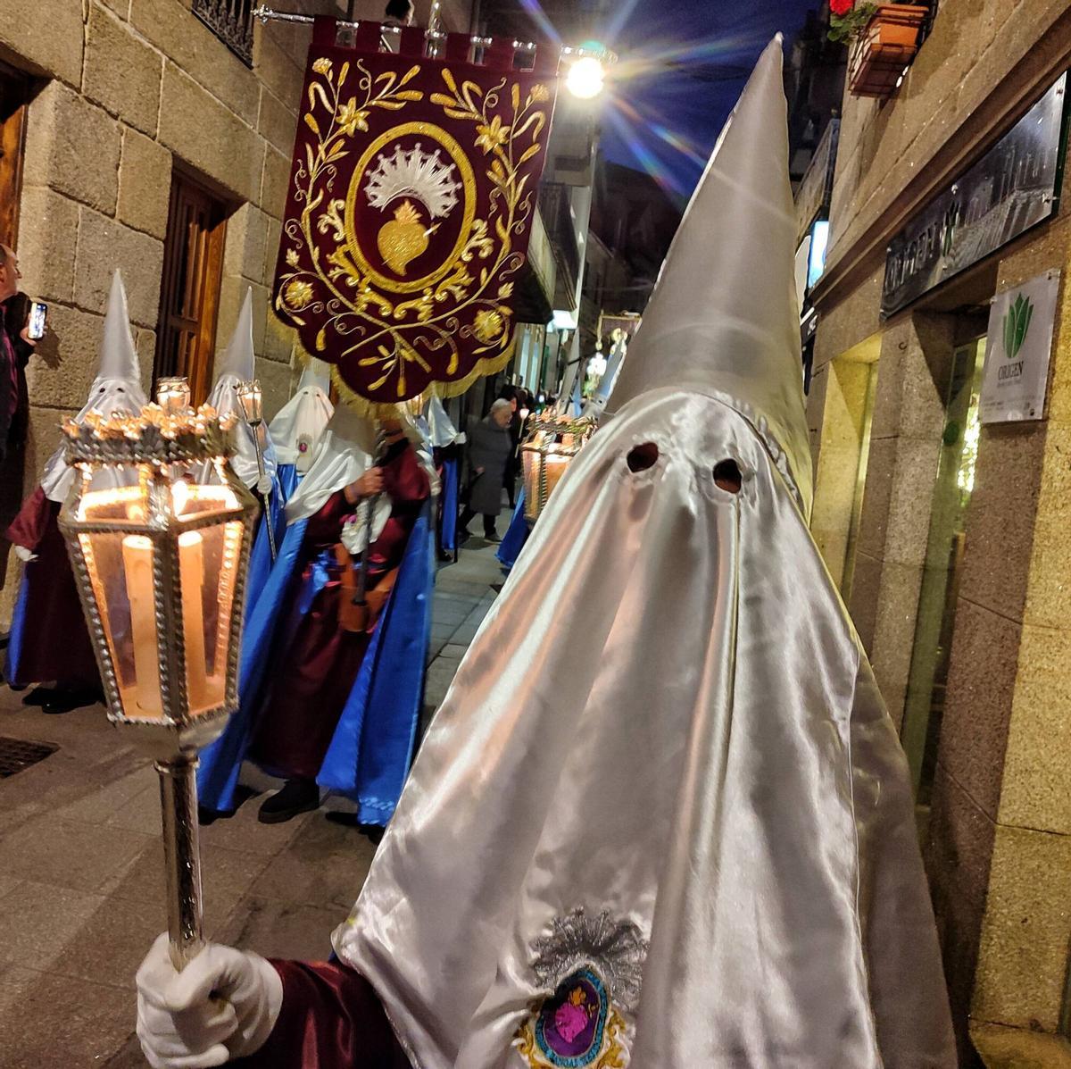 La patrona de Cangas sale en procesión para abrir la Semana Santa