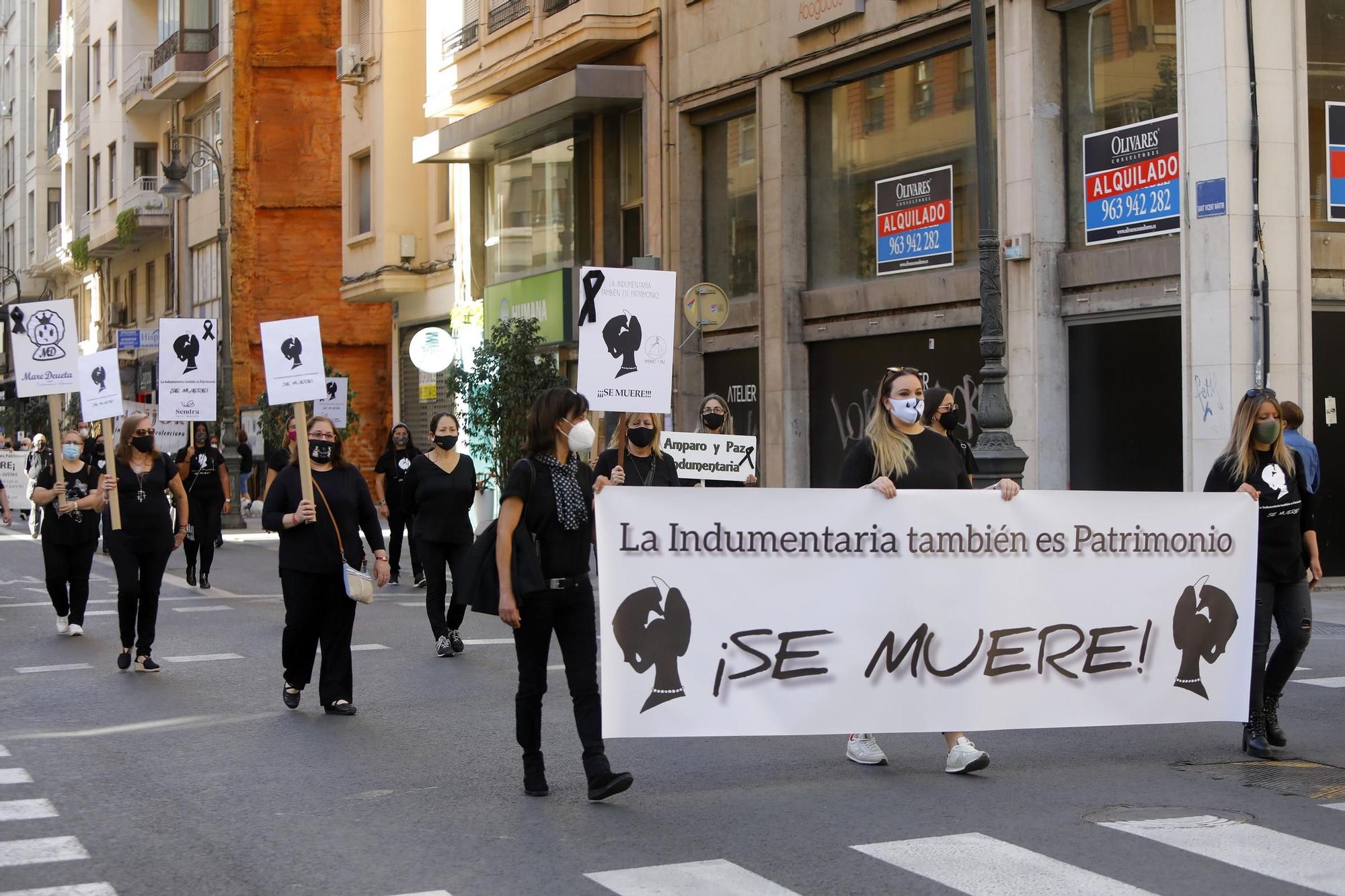 Manifestación de profesionales de la indumentaria tradicional valenciana.