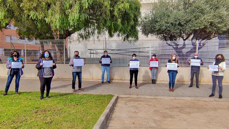 Trabajadores de uno de los servicios psicopedagógicos escolares (SPE), en una protesta simbólica. | LEVANTE-EMV