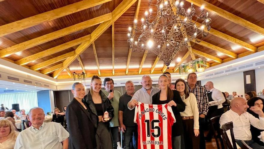 La peña Nacho Cases homenajea al Sporting Femenino y la peña Redondo-Los Yerbatos respalda al filial
