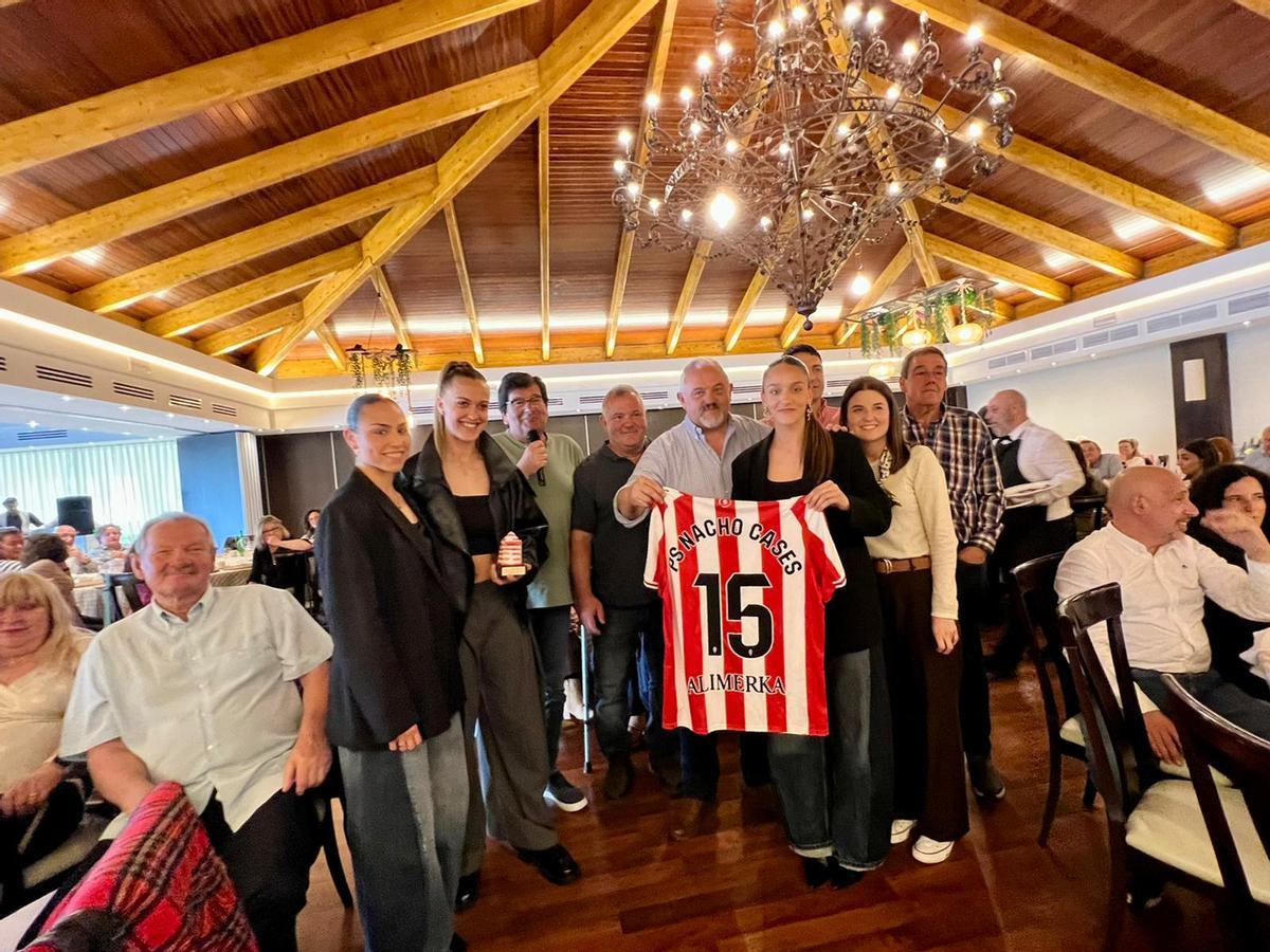 Las capitanas del Sporting Femenino, en el aniversario de la peña Nacho Cases.