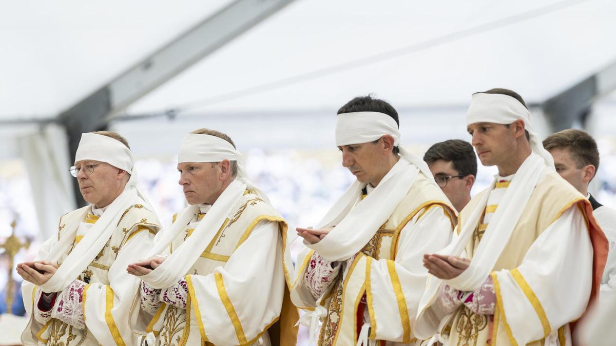 Los obispos Pascal Schreiber (Suiza), Michael Goldade (EE.UU), Michel Poinsinet de Sivry (Francia), Marc Hanappier (Francia), de izquierda a derecha, durante su ordenación por la raternidad Sacerdotal San Pío X
