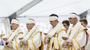 Los obispos Pascal Schreiber (Suiza), Michael Goldade (EE.UU), Michel Poinsinet de Sivry (Francia), Marc Hanappier (Francia), de izquierda a derecha, durante su ordenación por la raternidad Sacerdotal San Pío X