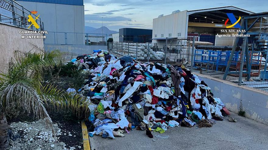 Sorprendidos en Ceutí con 560 kilos de hachís ocultos en un contenedor de ropa usada