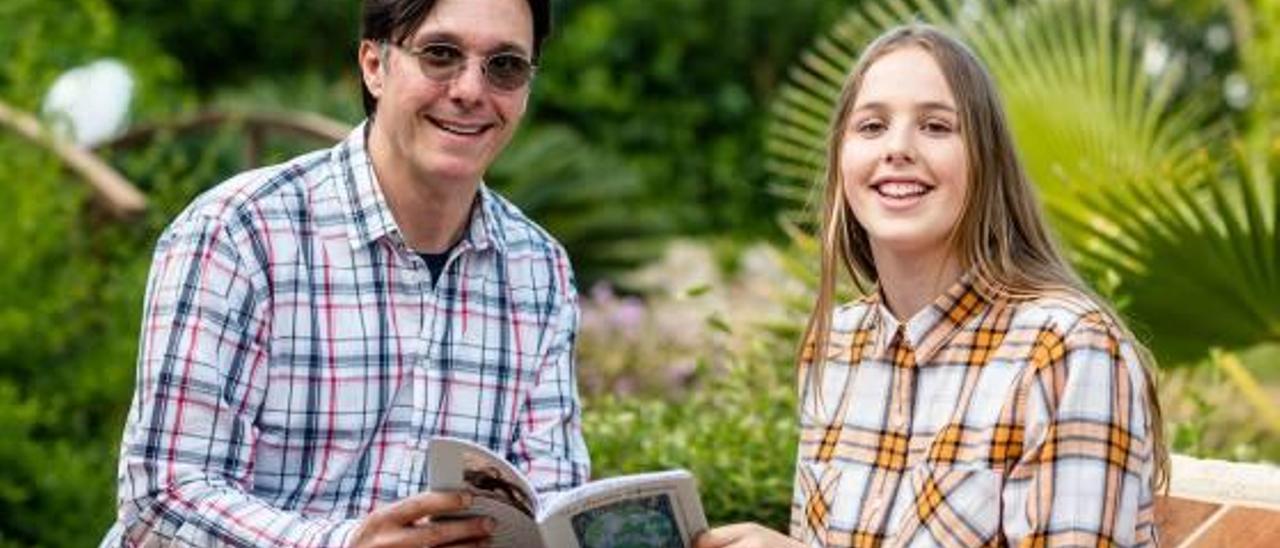 Javier Lorenzo y su hija Amanda, autores del libro «Un planeta diferente».