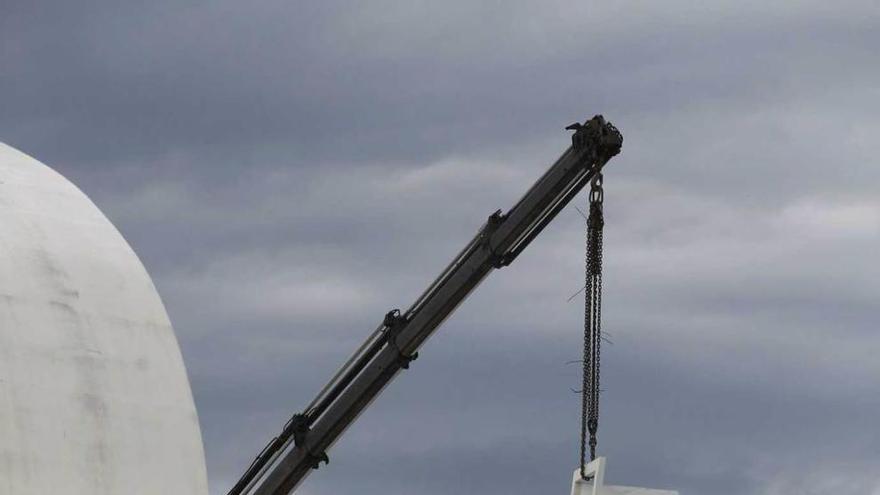 Una grúa, retirando una de las puertas en el Niemeyer.