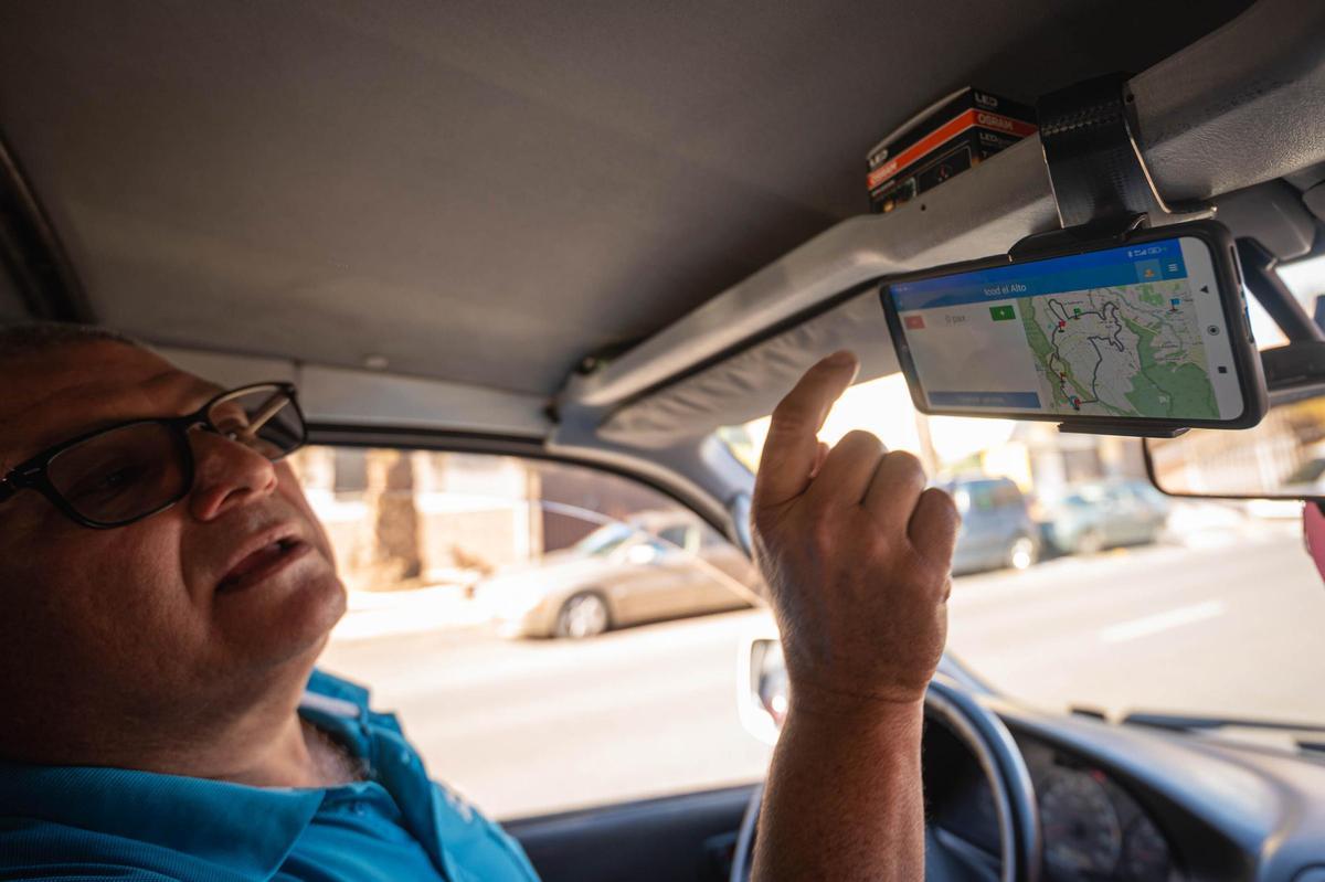 Eugenio Méndez enseñando la ruta