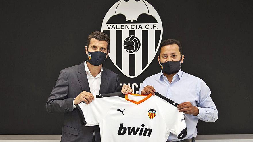 Javi Gracia, junto al presidente Anil Murthy, ayer, en las oficinas del club.