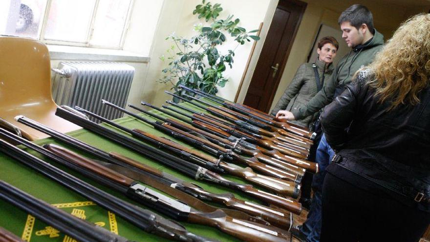 Exposición de las armas que saldrán a subasta.