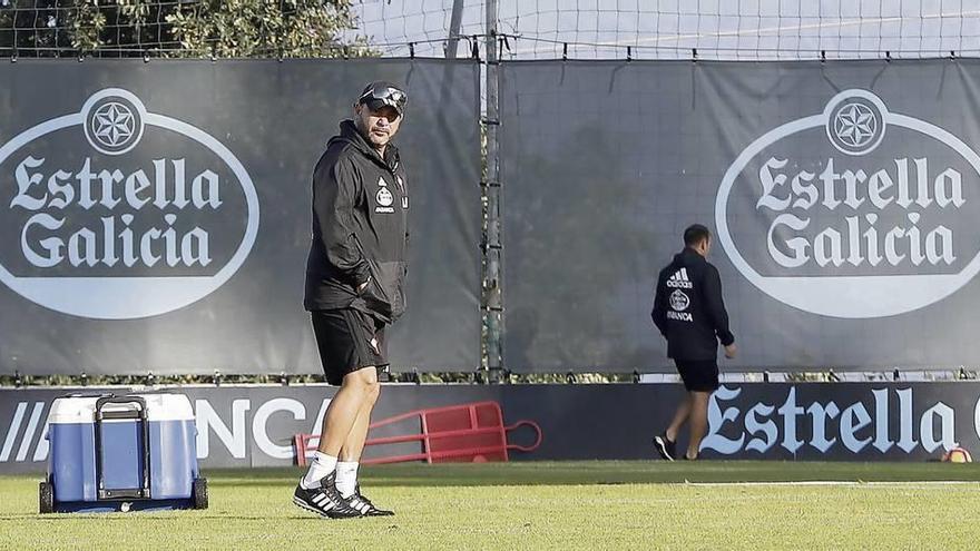 soledad tras la tormenta. Antonio Mohamed se presentó ayer en A Madroa sin tener claro su futuro en el Celta. La derrota ante el Alavés provocó tal tormenta de críticas en el celtismo que a punto estuvo de llevarse por delante al entrenador, que ayer se fue solo, sin ninguno de sus colaboradores, de las instalaciones de Candeán. // Jose Lores