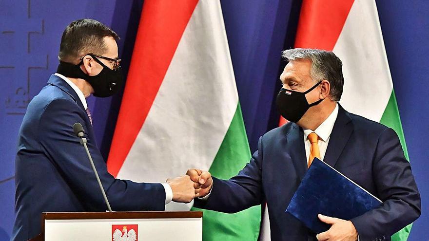 Morawkiecki i Orban se saluden després de la compareixença.