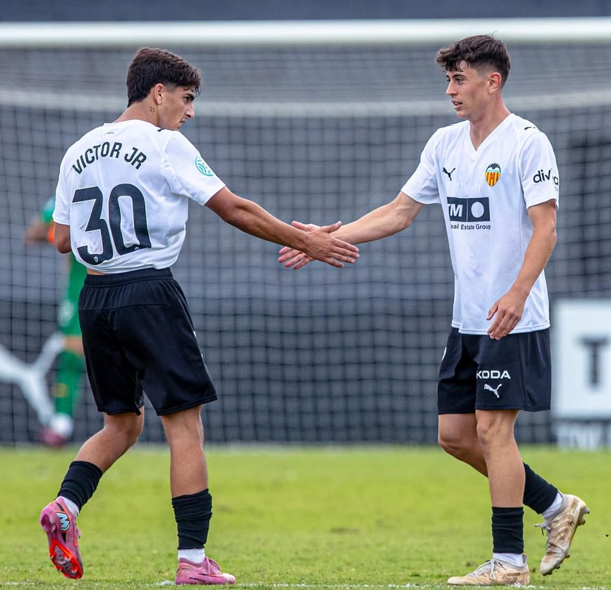 Víctor Jr y Marc Jurado se saludan tras un gol