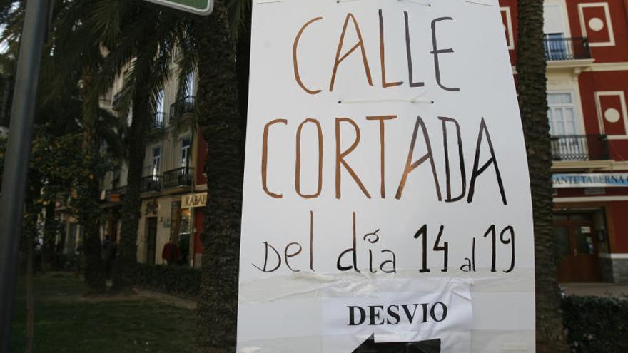 Cartel anunciando el corte de una calle por Fallas.