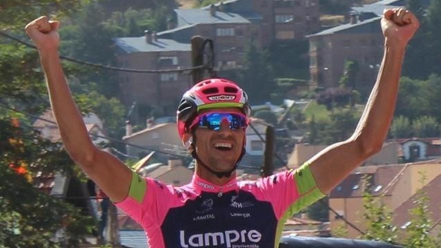 Rubén Plaza celebra su triunfo de etapa en LaVuelta de 2015