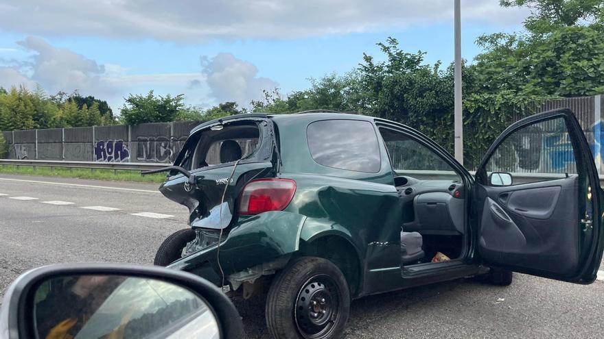 Un turismo accidentado queda en medio de la vía en la A-8, en sentido Galicia, a la altura de Gijón