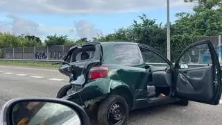 Un turismo accidentado queda en medio de la vía en la A-8, en sentido Galicia, a la altura de Gijón
