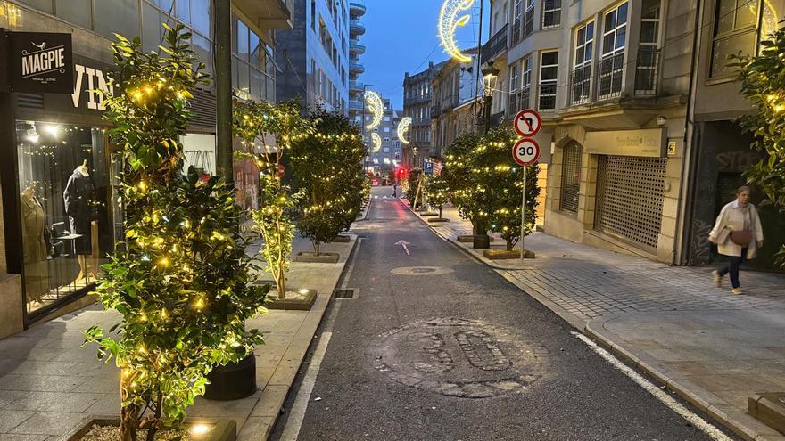 Luces de Navidad al amanecer: calles del centro se ponen a prueba a cuatro días del encendido en Porta do Sol