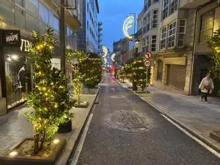 Luces de Navidad al amanecer: calles del centro se ponen a prueba a cuatro días del encendido en Porta do Sol