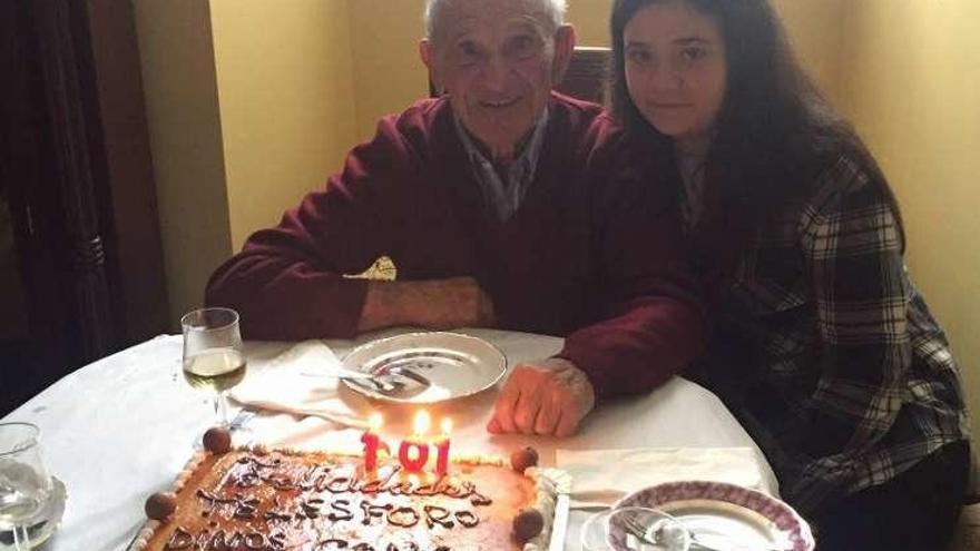 Telesforo Nieto sopla las velas de sus 101 años