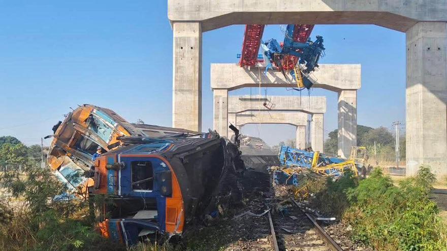 Más de 20 muertos al caer una grúa sobre un tren en Tailandia