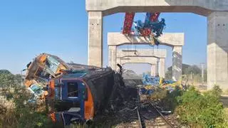Al menos 22 muertos y 30 heridos al caer una grúa sobre un tren en Tailandia