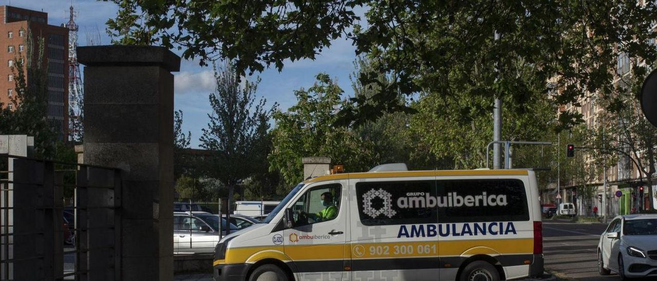 Una ambulancia accede al Hospital Virgen de la Concha de Zamora. | Emilio Fraile