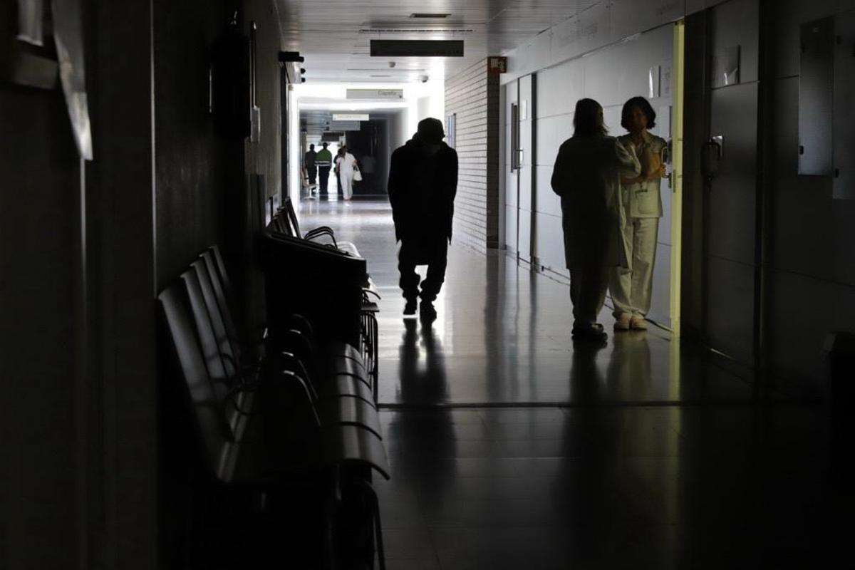 Un pasillo del Hospital Can Ruti, en Badalona, a oscuras el día del gran apagón. Un pasillo del Hospital Can Ruti, en Badalona, a oscuras el día del gran apagón.