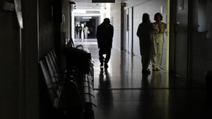 Un pasillo del Hospital Can Ruti, en Badalona, a oscuras el día del gran apagón.
