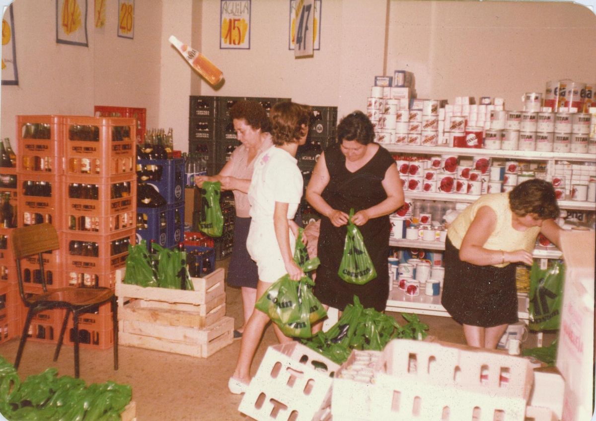 Imagen de los años ochenta de la tienda de Consum en Alaquàs.