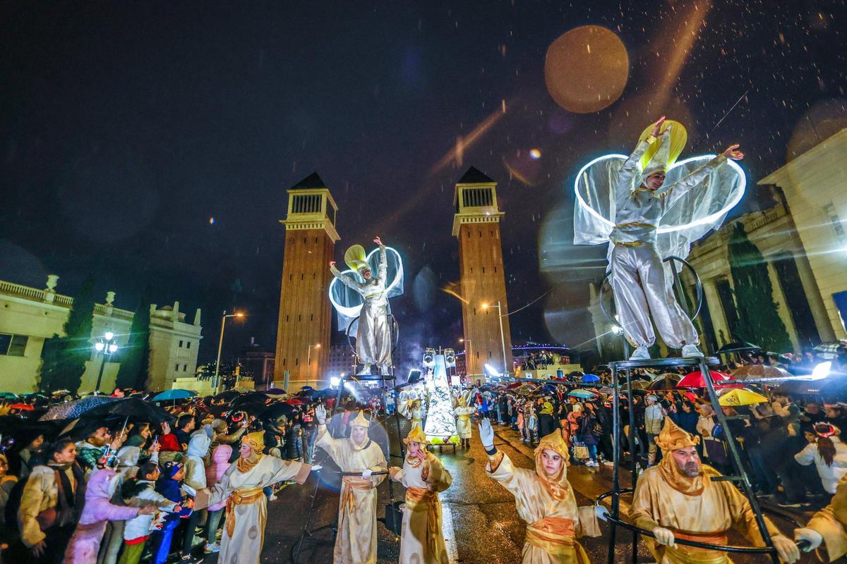 Los Reyes Magos traen la lluvia a Barcelona: ¡búscate en las fotos!