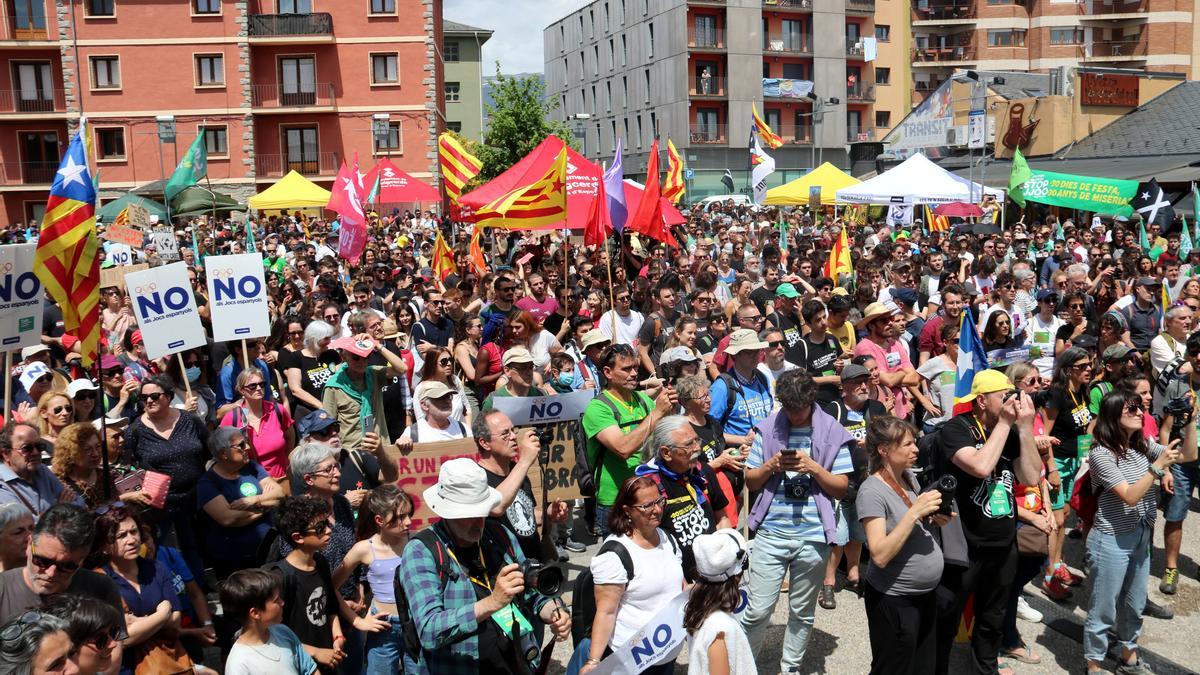 Manifestants a la plaça del Call de Puigcerdà