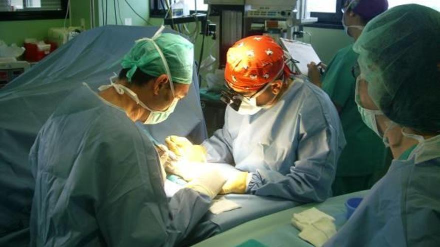 Una imagen de una intervención quirúrgica en el Hospital Vega Baja de Orihuela.
