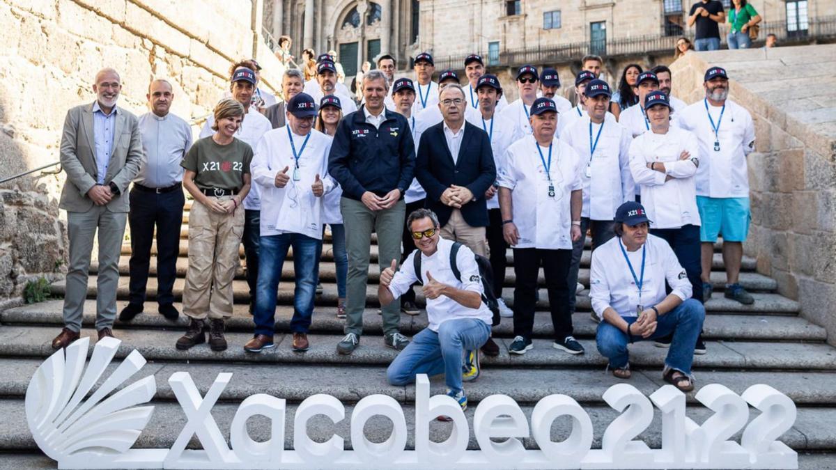 Los cocineros participantes con Rueda y Bugallo, ayer en Santiago.  | // ÓSCAR CORRAL/EFE