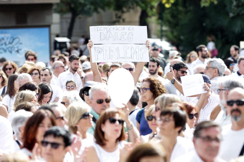 Concentración en València por el diálogo en Cataluña