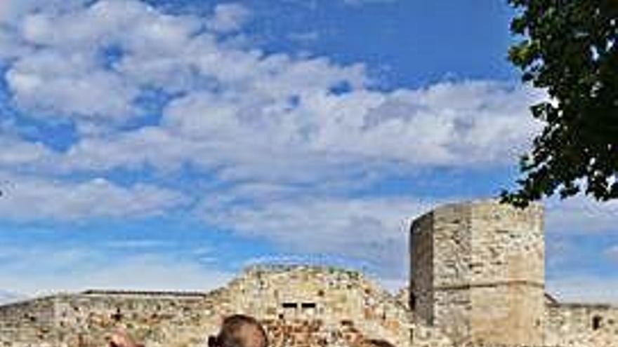 Una pareja de turistas se acerca al Castillo de Zamora.