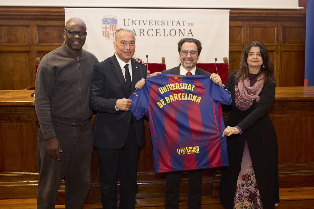 Acto de la Fundación del FC Barcelona Exposición Tant se val d’on venim con Rafa Yuste presidente y exjugador de fútbol Lilian Thuram Foto: Dani Barbeito Universitat de Barcelona