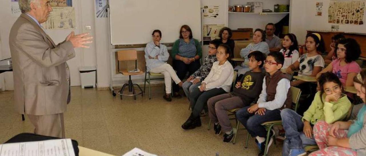 El cerdedense Saturnino Durán, ayer, en el colegio San Xoán Bautista.