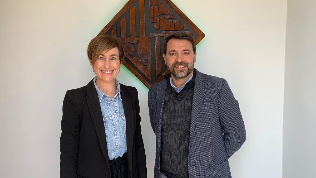 Maria Mayans y José Tirado posan en la sede del Palma Futsal y de la Fundació Miquel Jaume.