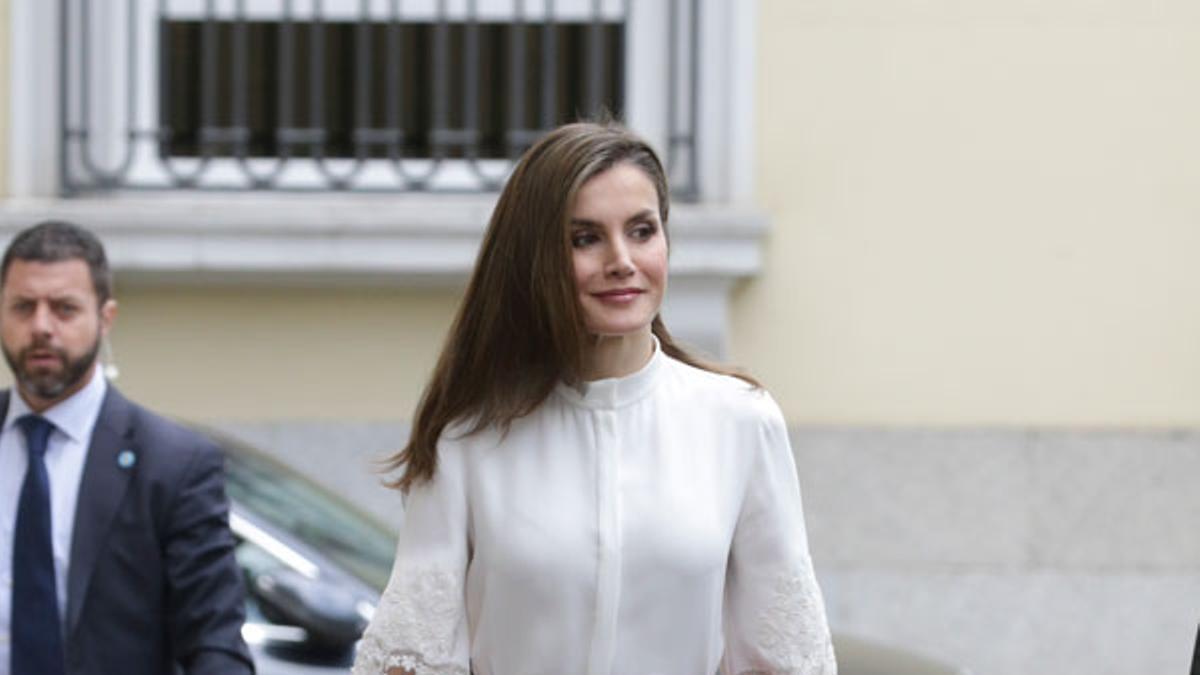 Blanco y rojo, la combinación ganadora de Letizia Ortiz