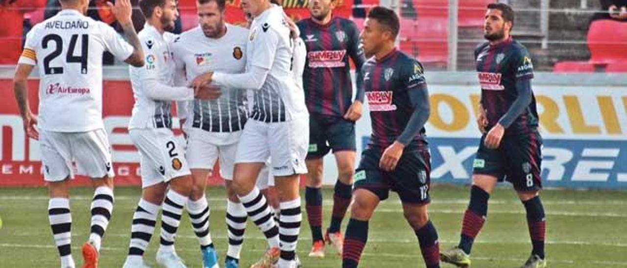 Los jugadores del Mallorca se felicitan tras uno de los goles anotados el jueves en El Alcoraz.