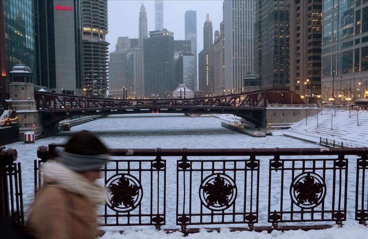 Un peatón camina por el río Chicago.