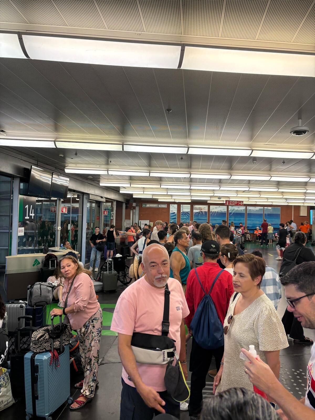 Caos en Atocha: largas colas en la estación y grandes retrasos en los trenes AVE