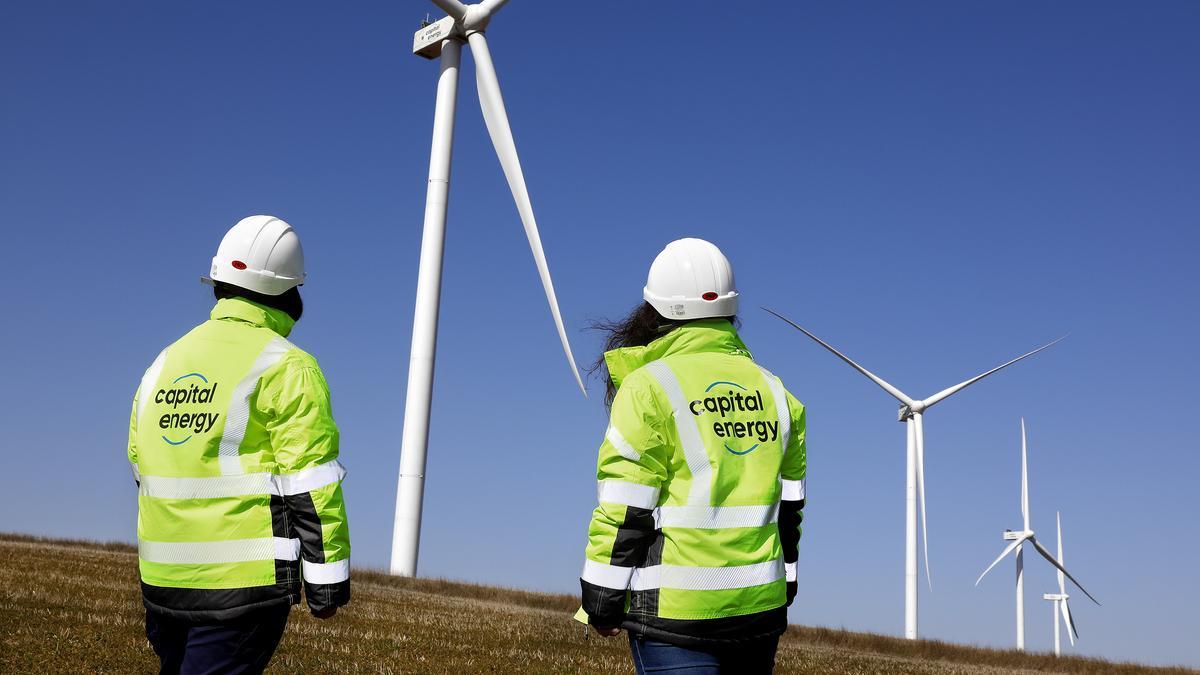 Trabajadoras en un parque eólico de Capital Energy