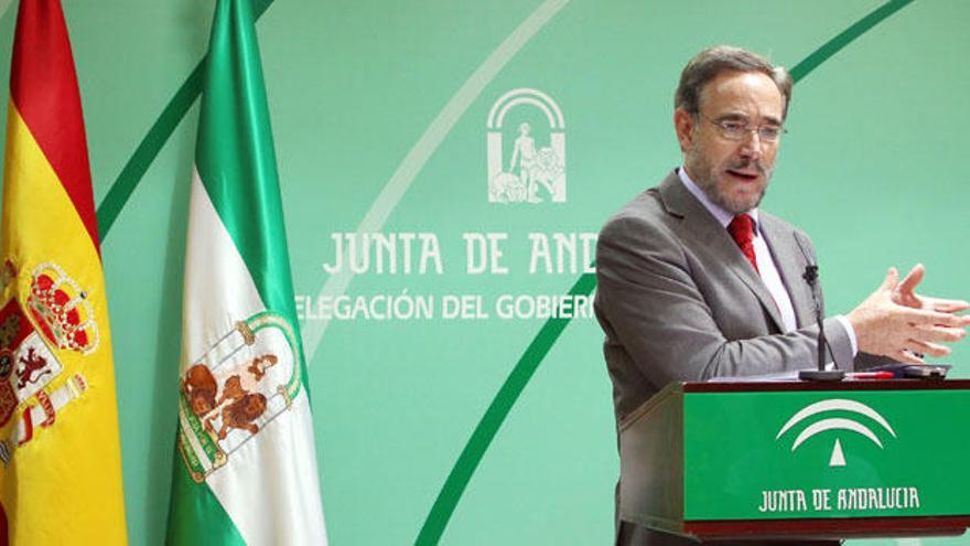 El consejero de Fomento, Felipe López, durante su rueda de prensa en Málaga.