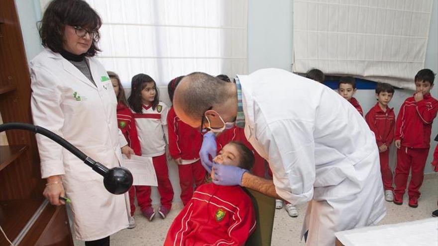 El SES recupera, tras 10 años, las revisiones dentales en los colegios