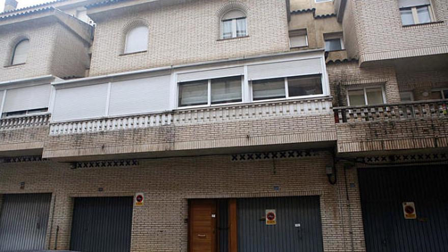 Josep Sayols vivia sol en aquesta casa de la carretera de Lloret i va aparèixer mort al garatge de l&#039;immoble.