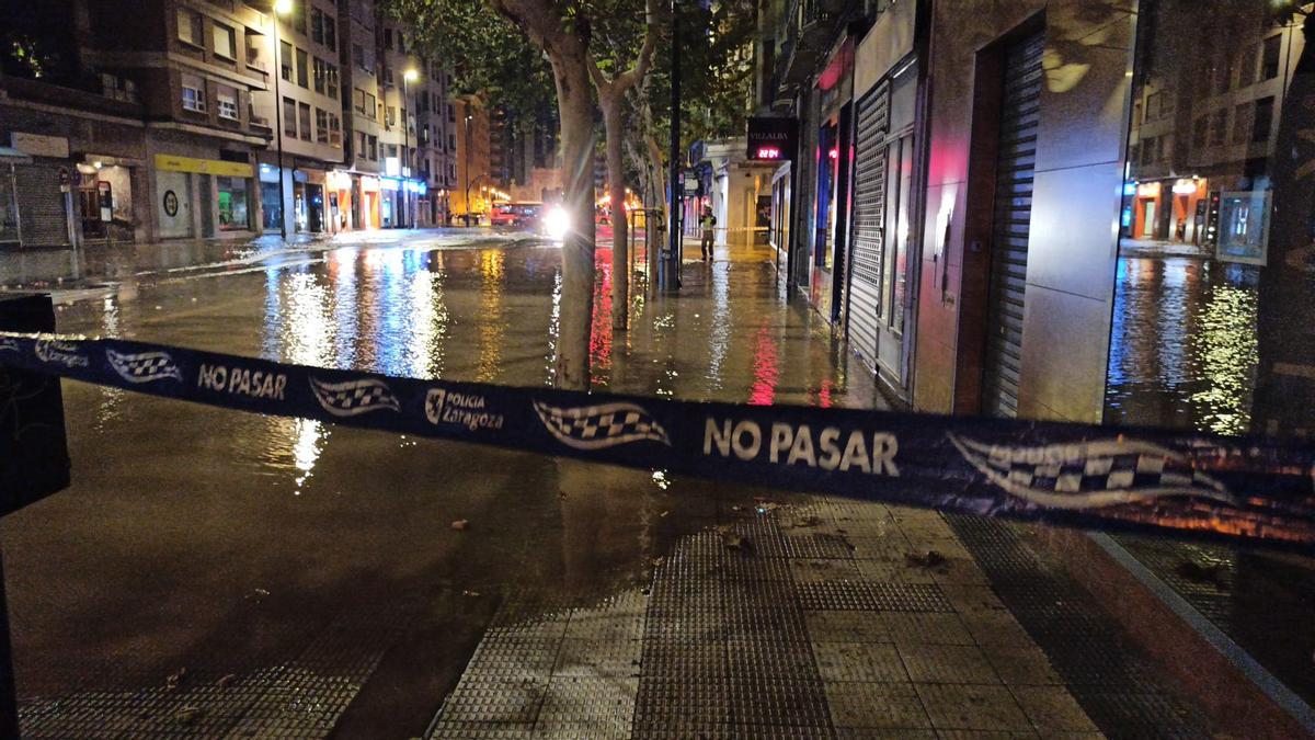 Así estaba el paseo Teruel y Hernán Cortés tras el reventón