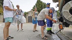 Acopio de agua con un camión cisterna en una urbanización de Llagostera.